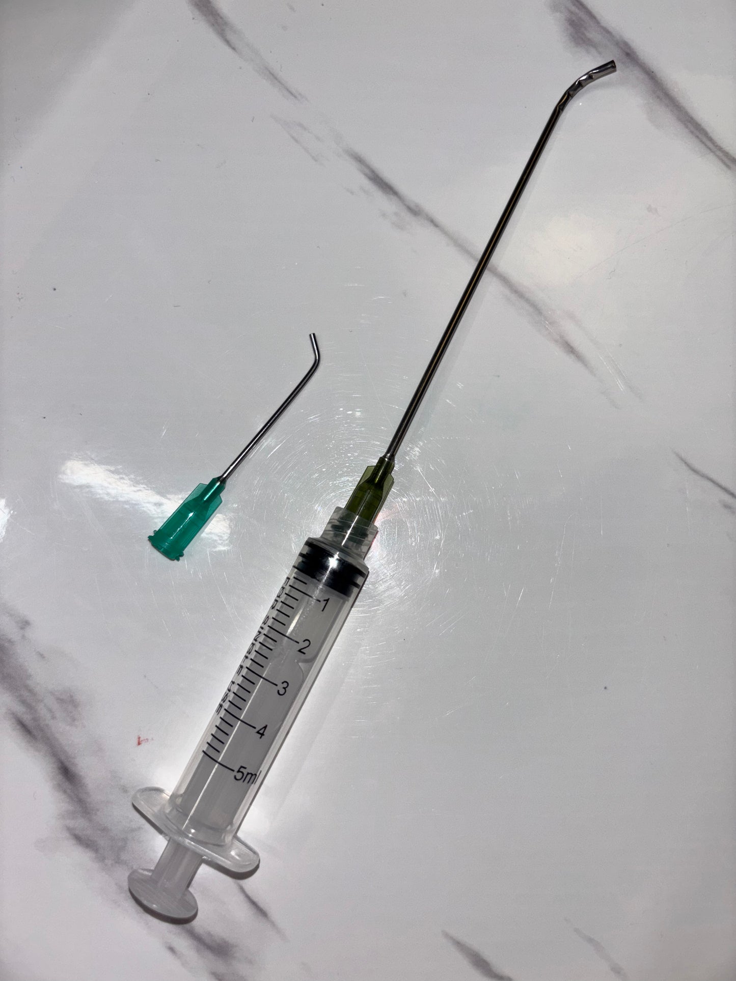 Blunt tip curved needle