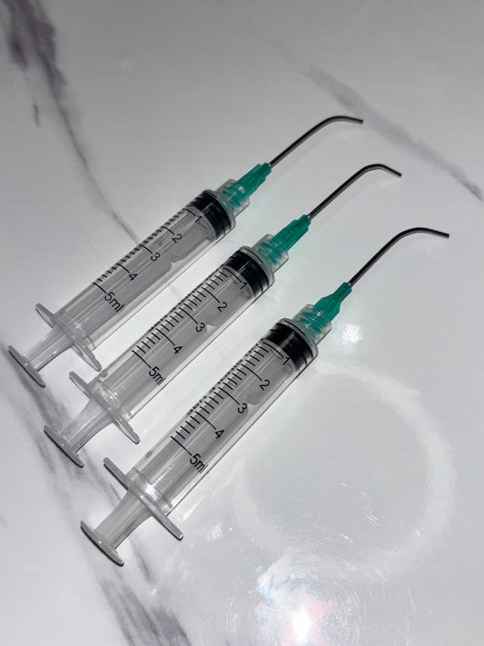 Blunt tip curved needle