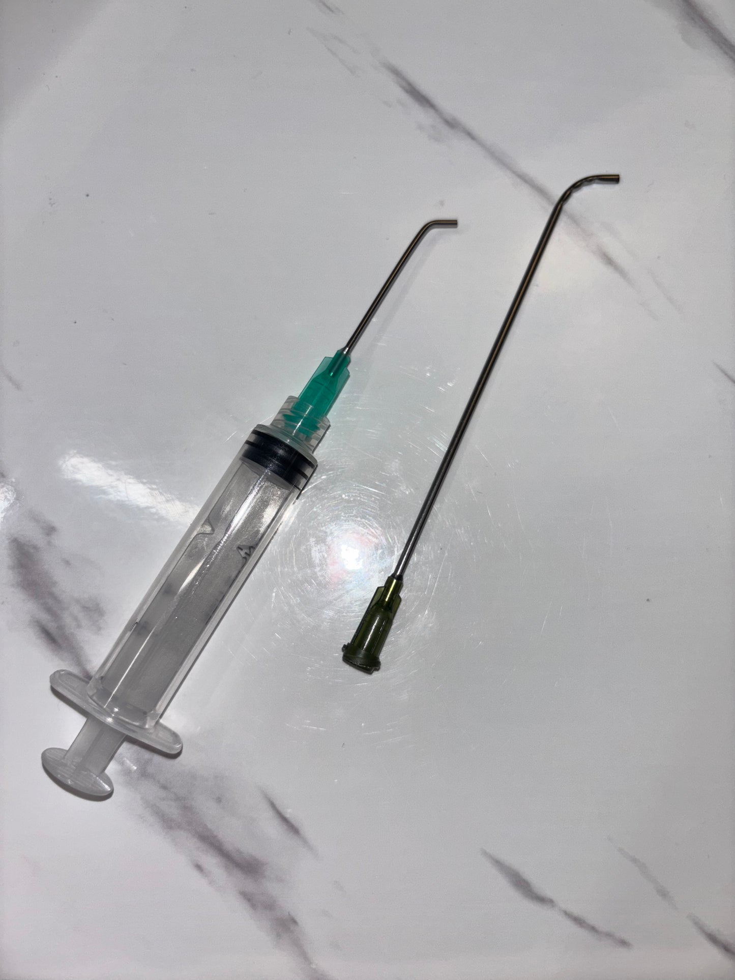 Blunt tip curved needle